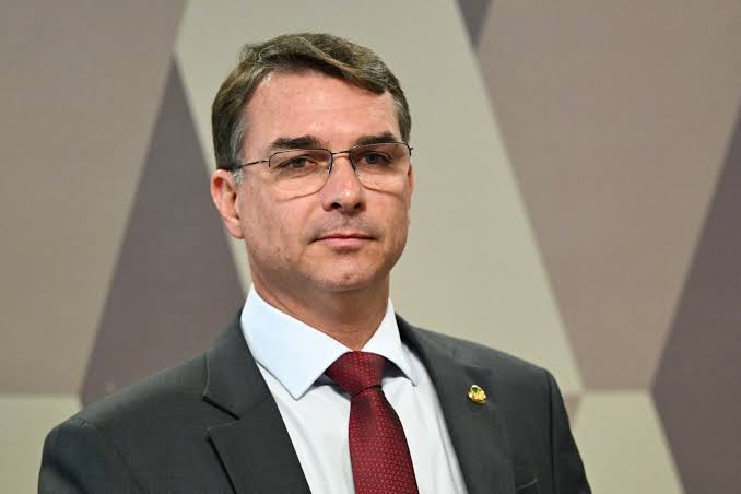 Flávio Bolsonaro não assina carta contra trabalho escravo