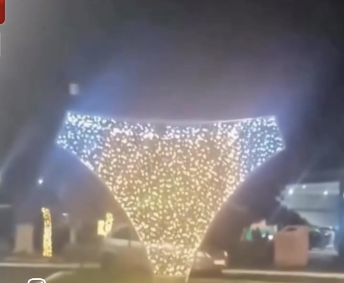 Calcinha gigante vira decoração de Natal e chama a atenção em Minas Gerais