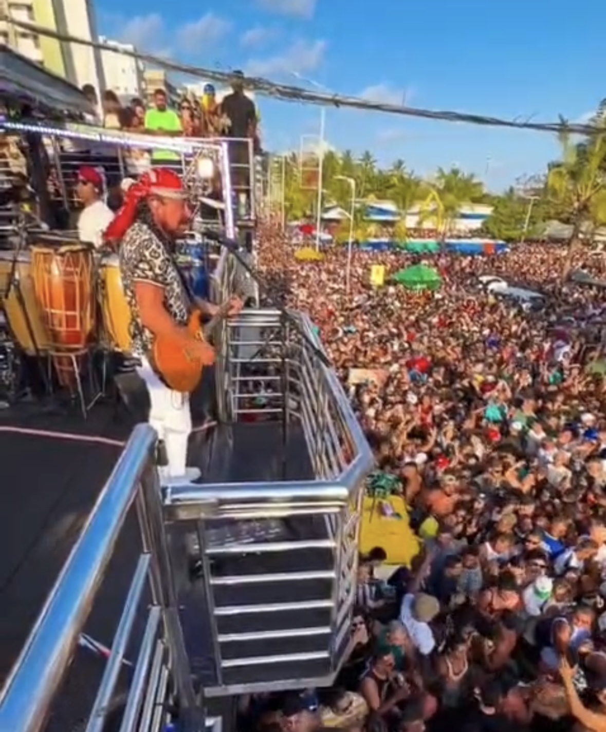 Bell Marques atrai multidão durante show em Maceió