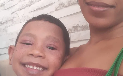Menino de 8 anos está há quatro meses sem remédio para dermatite
