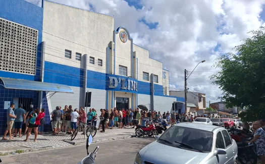 Eleitores formam filas antes do início da votação em Maceió