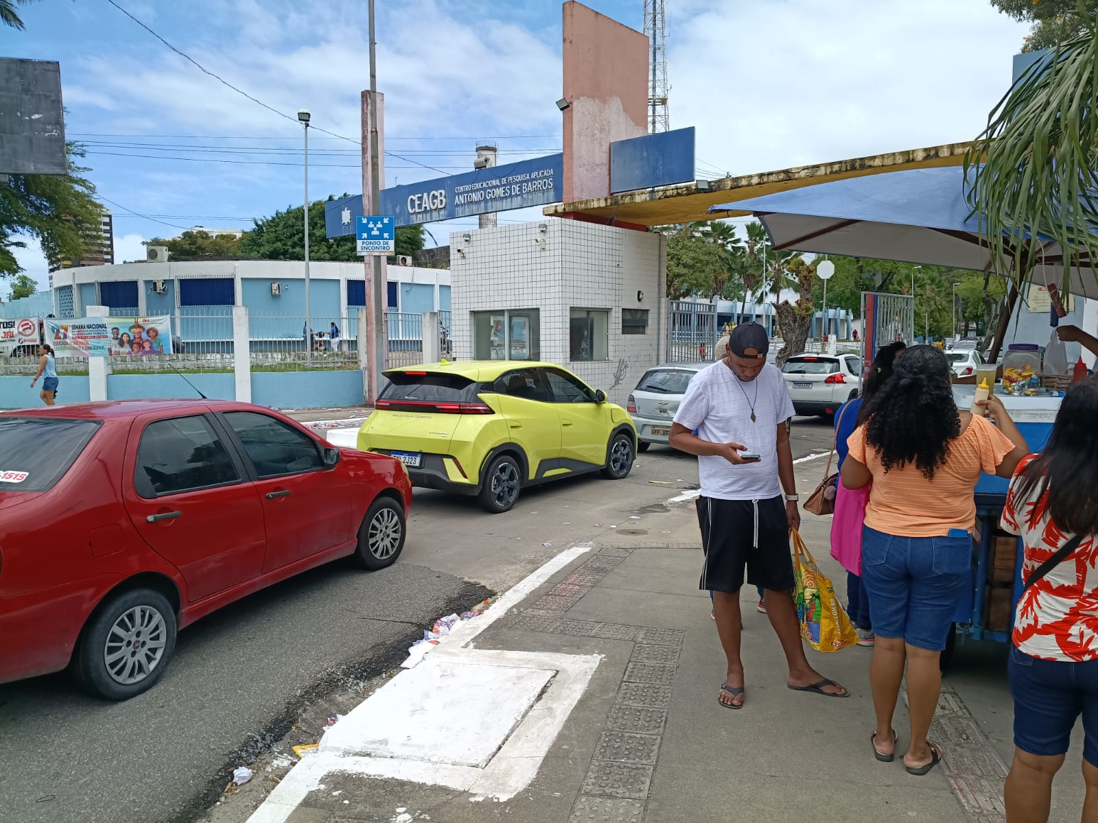 Cepa tem filas, movimento intenso e santinhos espalhados no Farol