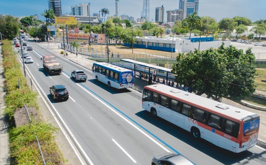 Eleitores relatam demora de ônibus durante votação em Maceió