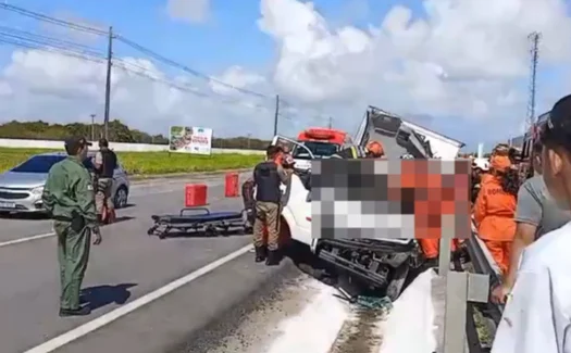Motorista fica ferido após caminhão tombar na Barra de São Miguel
