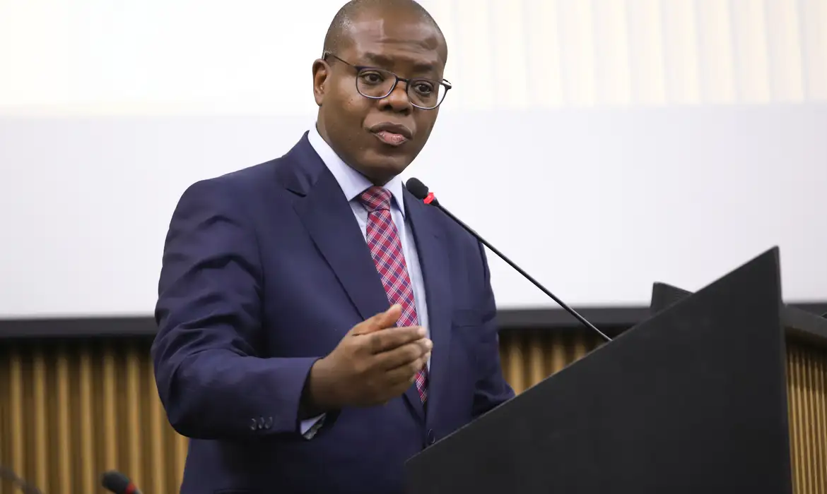 PF conclui inquérito e indica Silvio Almeida por importunação sexual