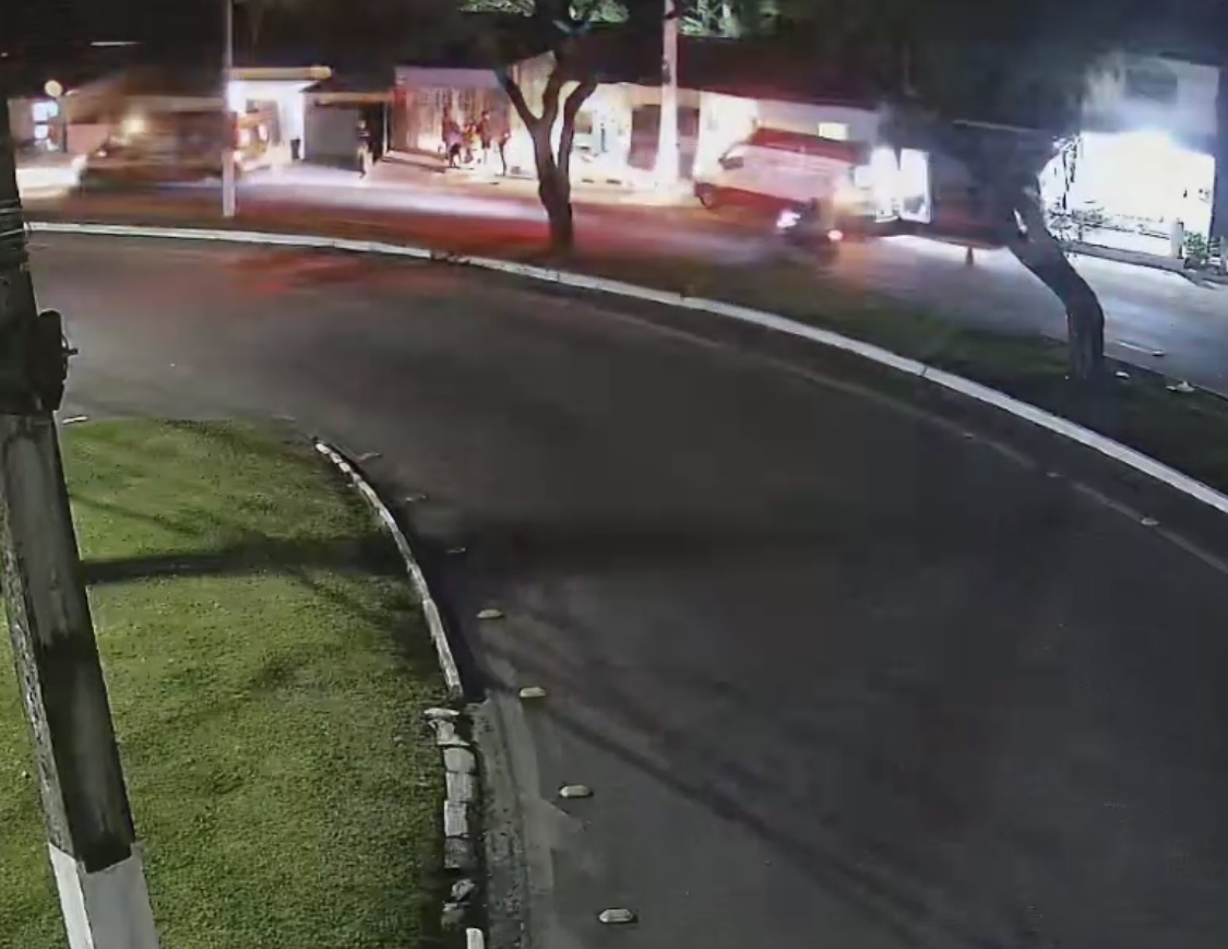 Acidente de moto no Vergel termina com prisão de dois jovens por porte de arma
