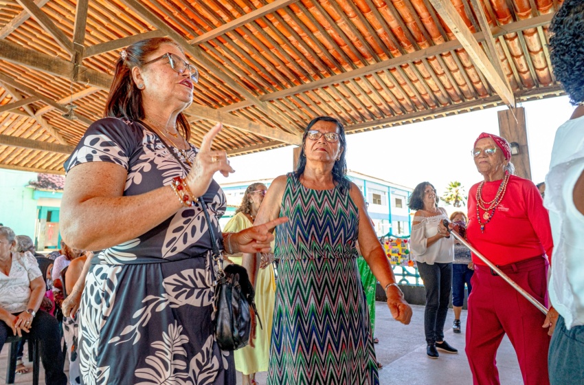 Idosas do Cras Área Lagunar celebram Dia dos Avós com festa e integração