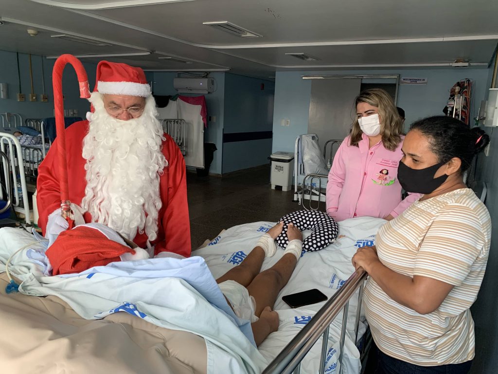 Papai Noel distribui alegria e presentes na Pediatria do HGE