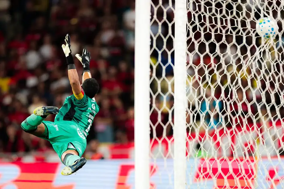 Flamengo vence o Vitória no Maracanã e encurta distância para a liderança do Brasileirão