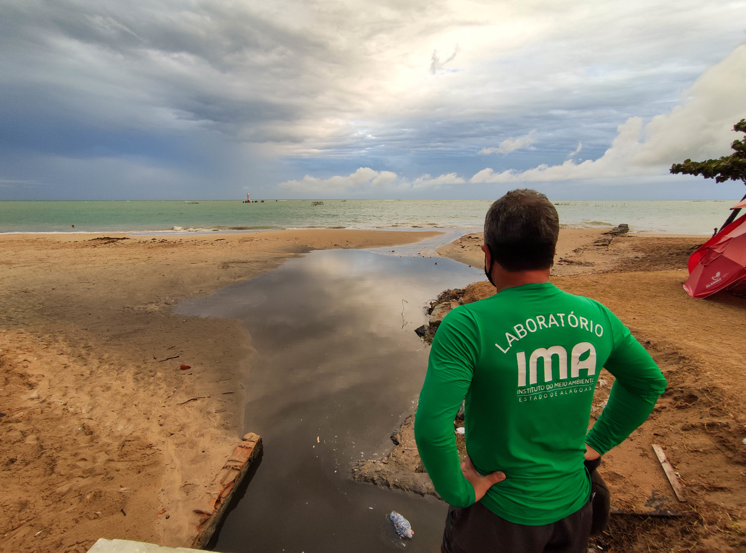 Prefeitura de Maceió é autuada em R$ 100 mil por lançamento de esgoto na orla