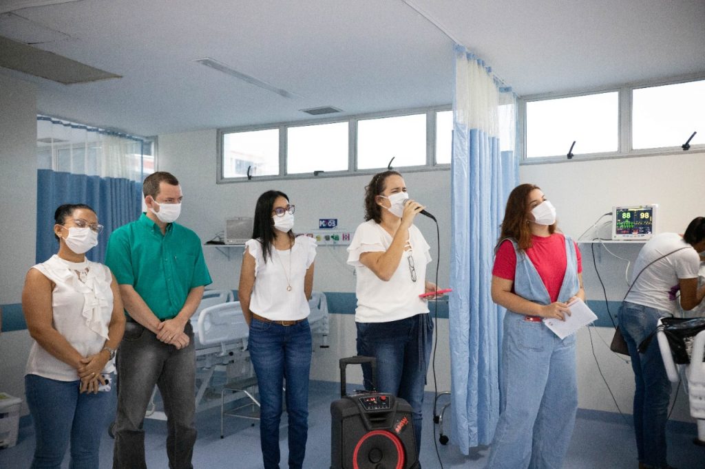 Hospital Metropolitano de Alagoas realiza cantata natalina para aproximar pacientes internados na Unidade de AVC e familiares