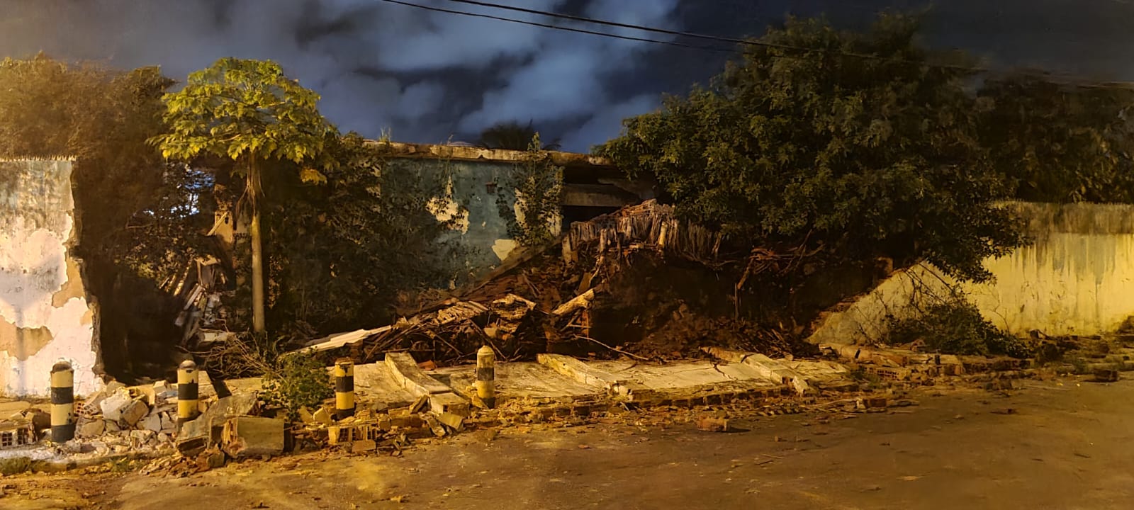 Muro de casa abandonada desaba na Gruta de Lourdes, em Maceió