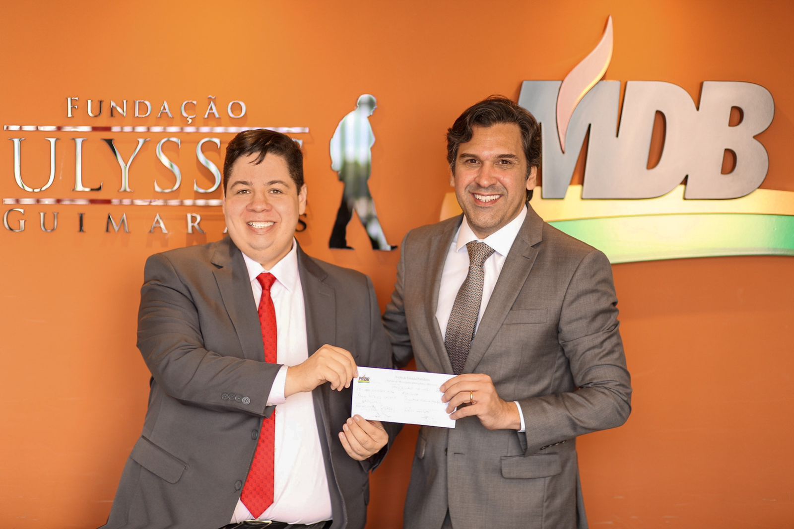 Ítalo Bonja assina ficha de filiação ao MDB de Sergipe