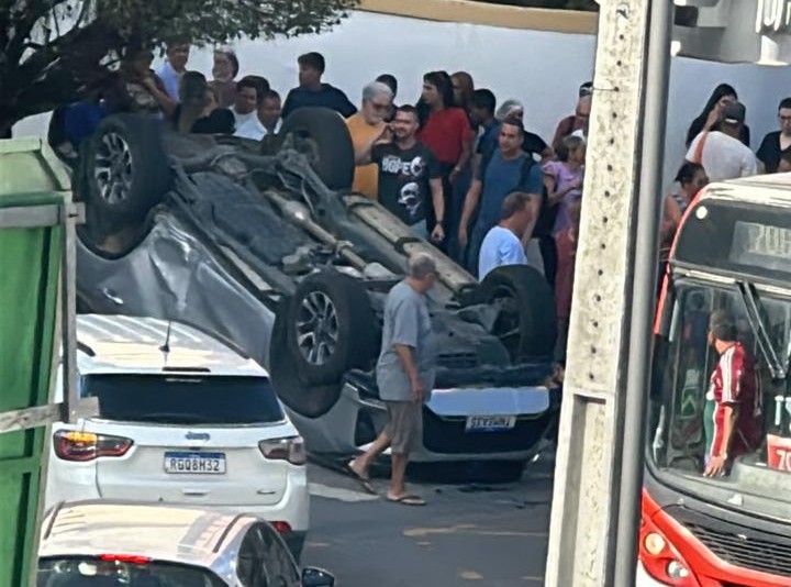 Criança fica ferida após carro capotar na Ponta Verde, em Maceió