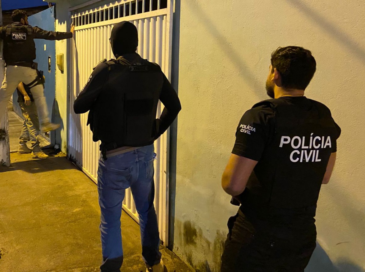 Mãe é presa e filha de 17 anos é apreendida em Cajueiro