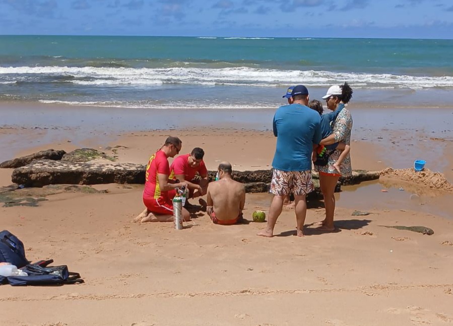 Bombeiros resgatam duas pessoas de afogamento em praia de Maceió
