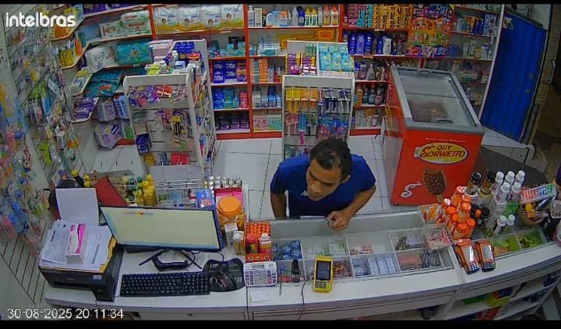 Vídeo: Homem assalta farmácia e ameaça funcionária no Benedito Bentes, em Maceió