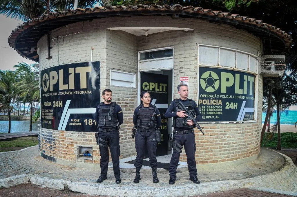 Idoso é preso após se masturbar em barraca de praia em Maceió