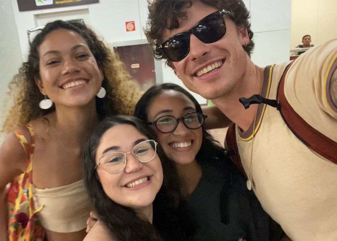VÍDEO: Cantor Shawn Mendes desembarca em Alagoas para passar fim de ano com Bruna Marquezine