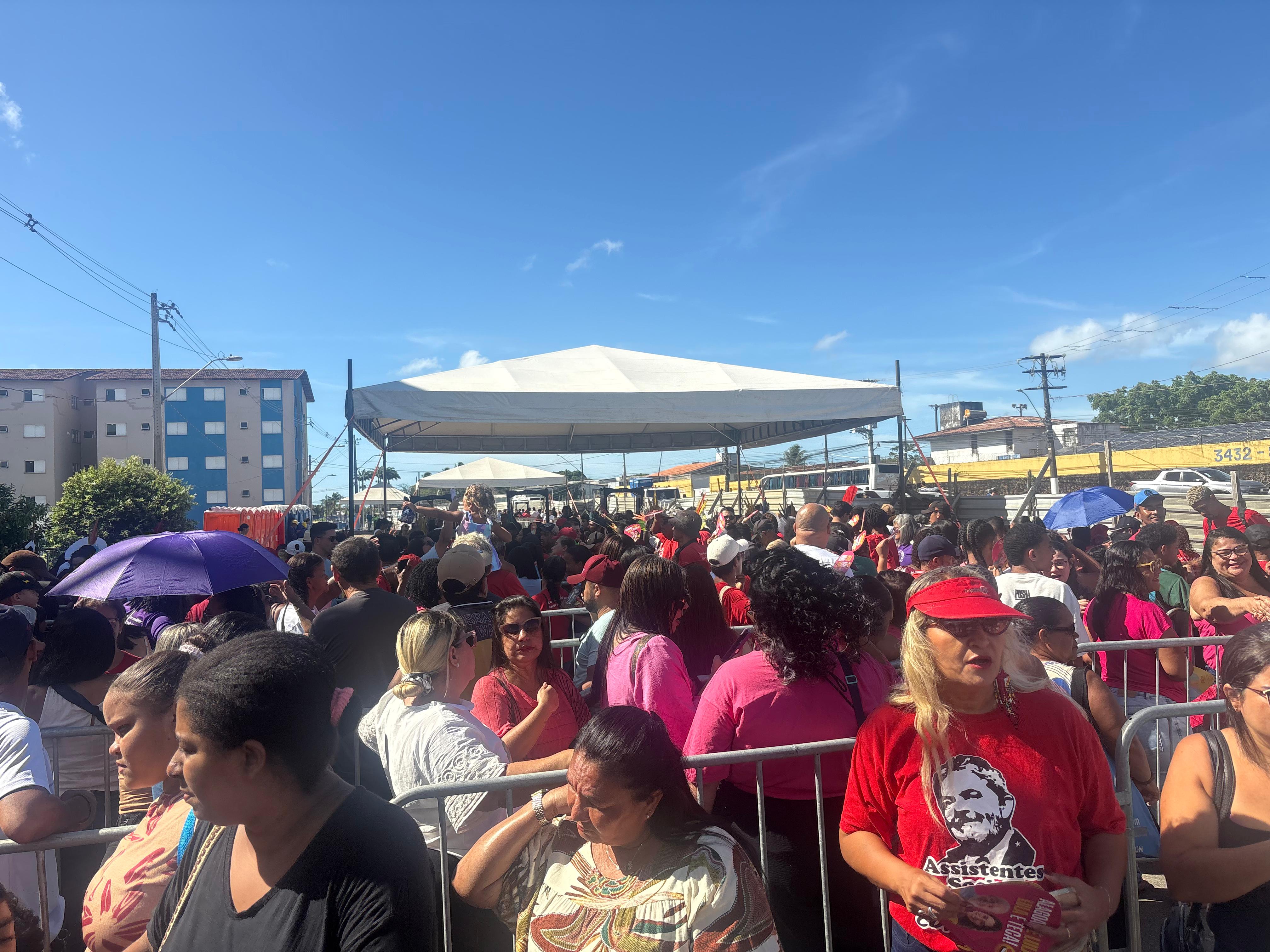 Público chega a Santa Amélia para ver o presidente Lula, em Maceió
