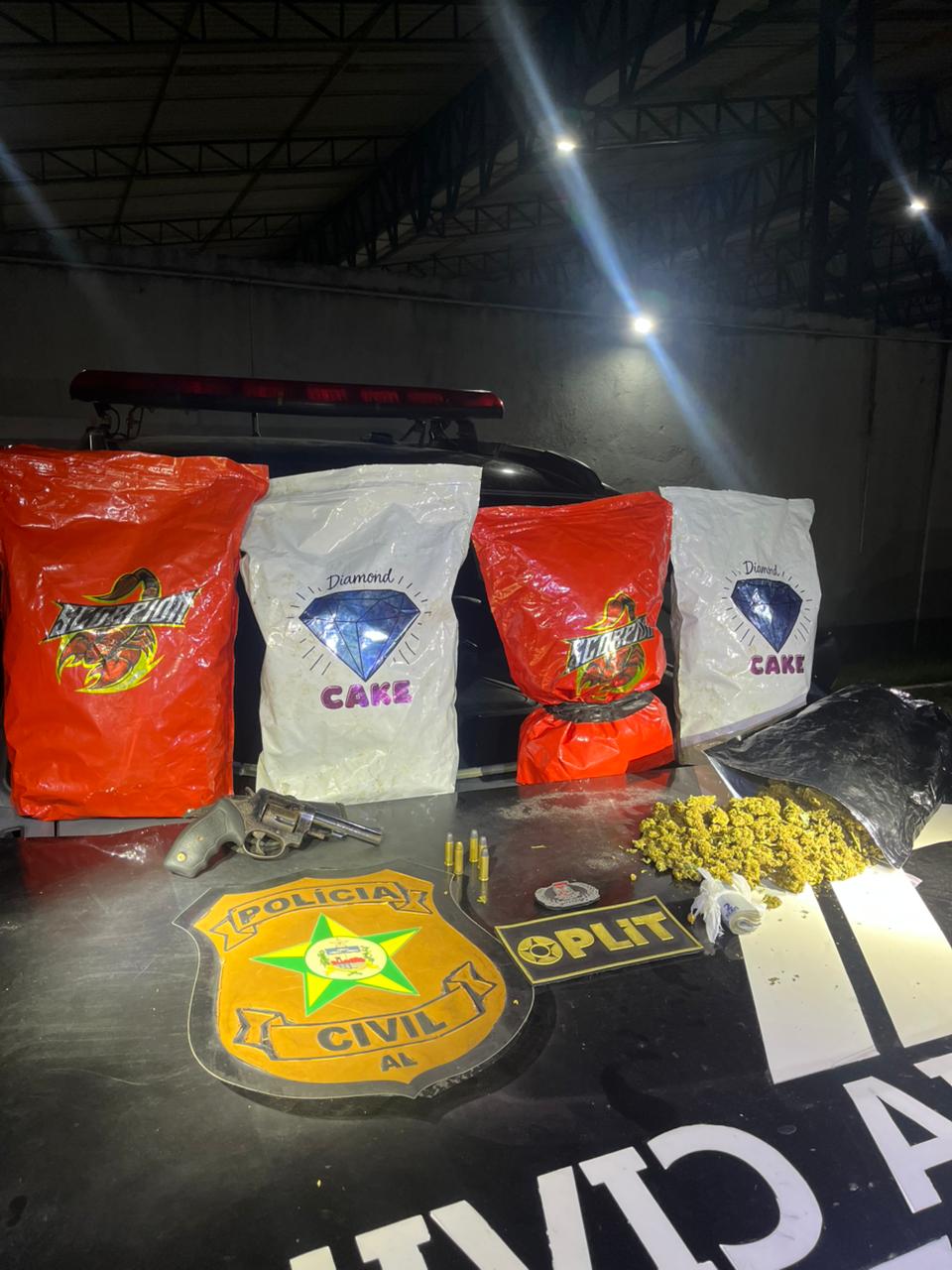 Denúncia leva à apreensão de arma e drogas dentro de casa no Jacintinho