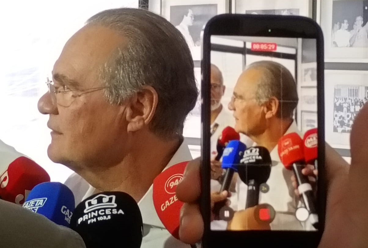 Renan projeta ampla bancada e admite candidatura em convenção do MDB