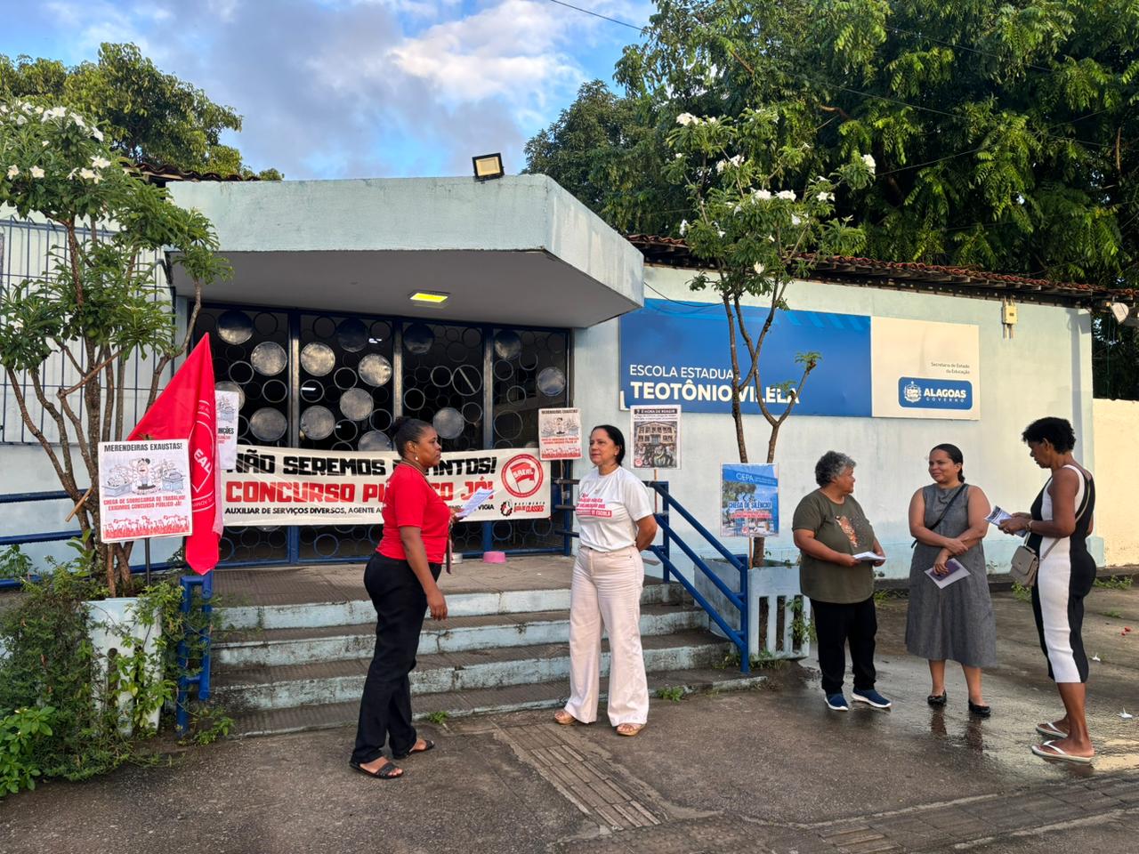 Servidores param escola no Cepa por excesso de trabalho diário