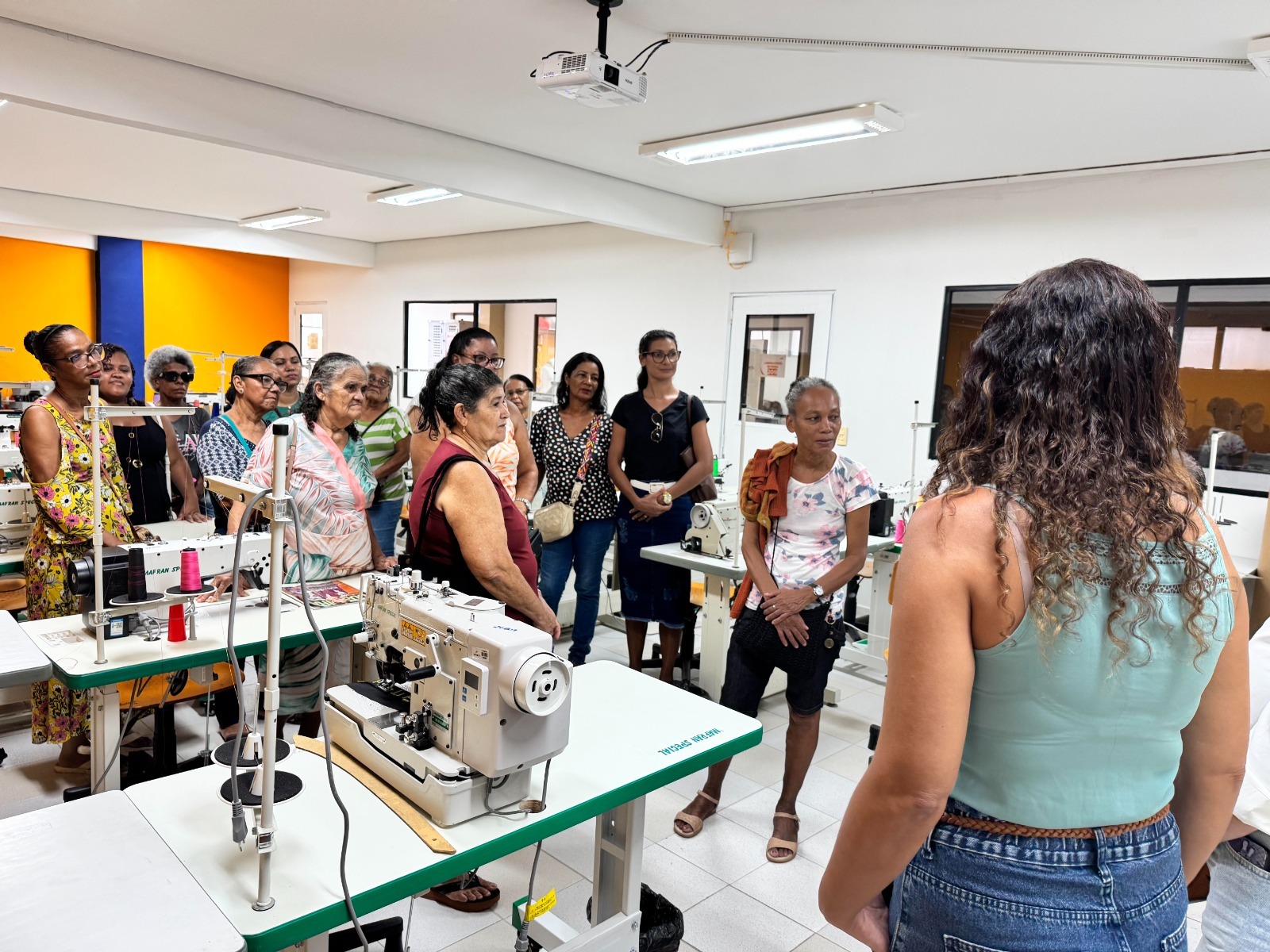 Costura solidária transforma jeans em renda para mulheres