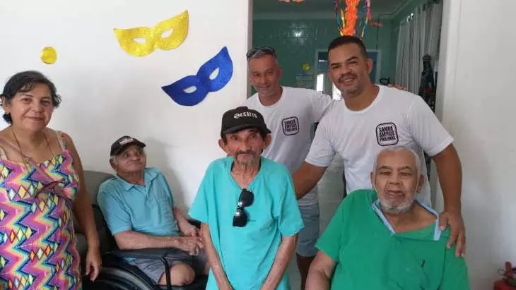 Samba e solidariedade marcam ação em abrigo de idosos