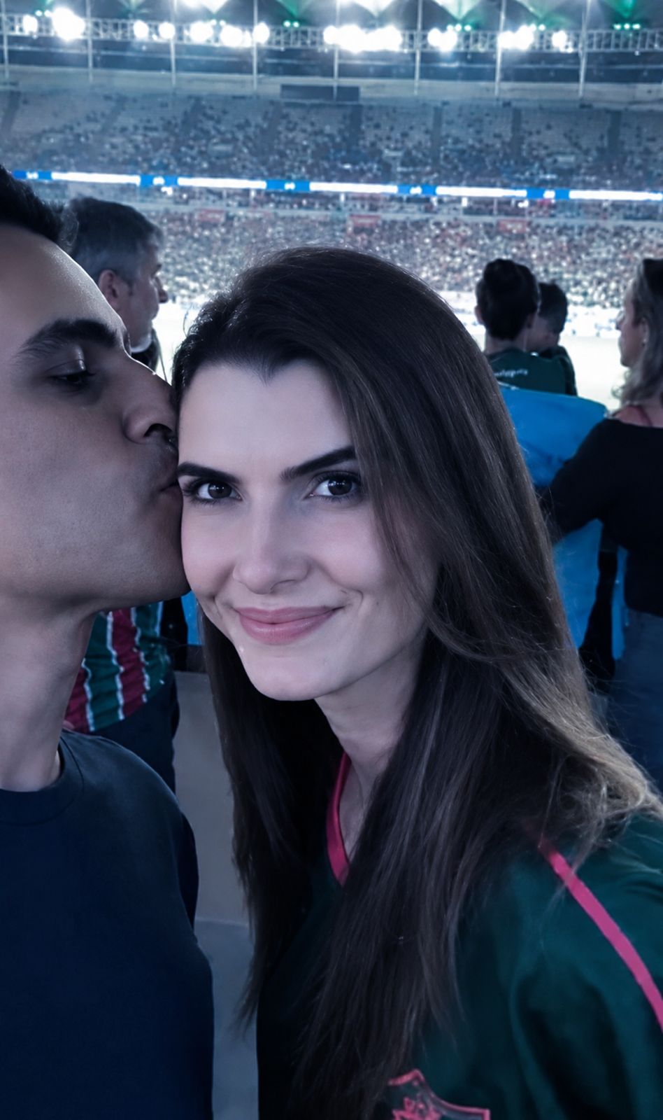 ESFRIOU? JHC some da pré-campanha e aparece em jogo do Fluminense