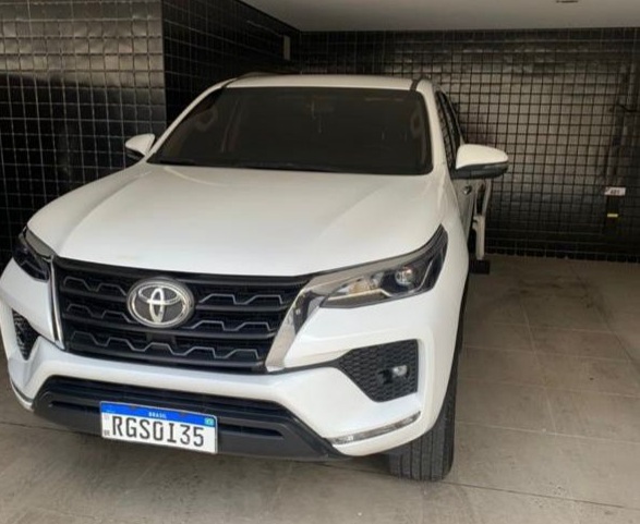 Carro de ex-prefeito é roubada durante madrugada no Farol