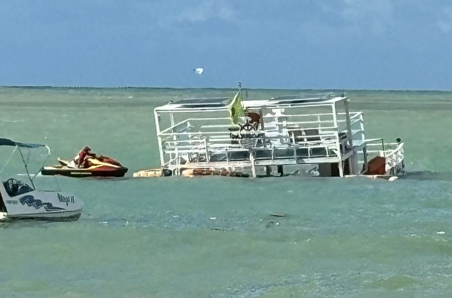 Catamarã afunda em Ponta Verde e mobiliza bombeiros em Maceió