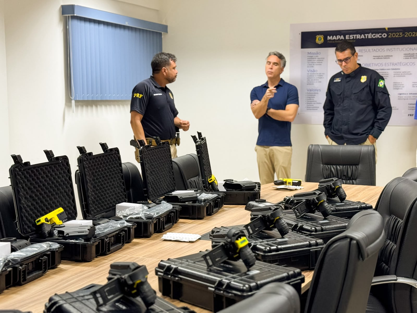 Rafael Brito reforça segurança da PRF com entrega de tasers em Alagoas