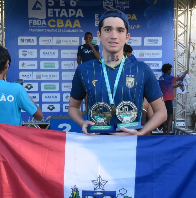 Alagoano Felipe Knowles sobe ao pódio nacional em travessia de 4 km na Bahia