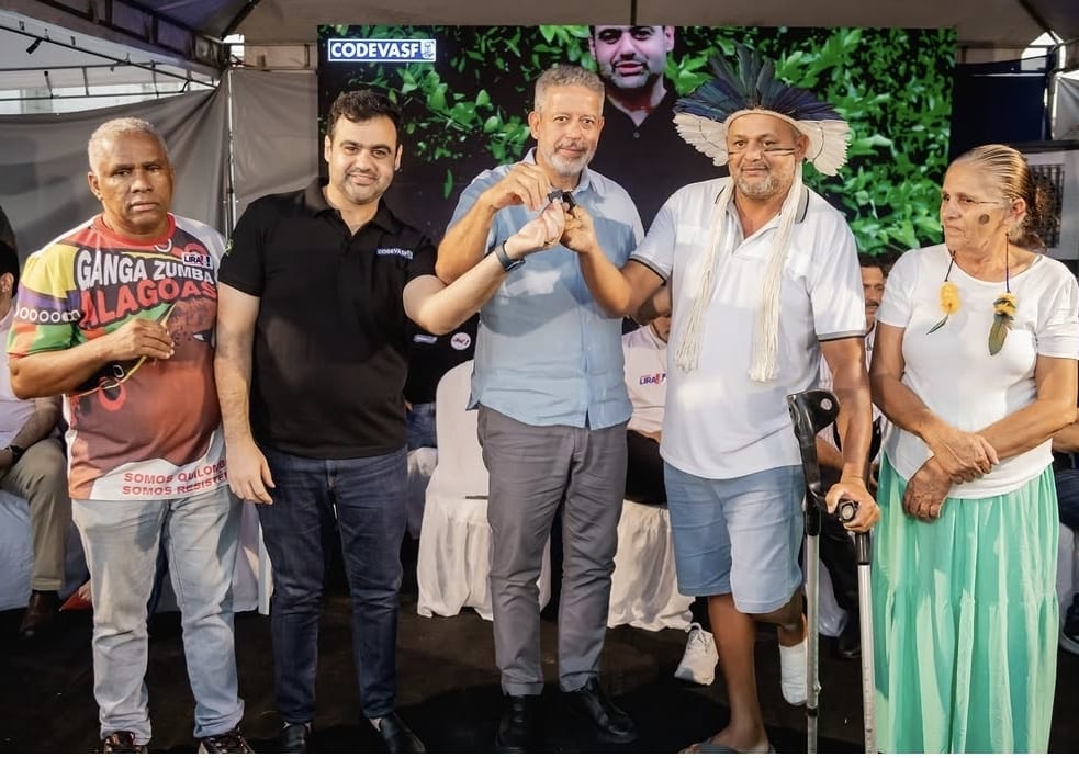 Arthur Lira entrega 111 tratores para fortalecer agricultura em AL