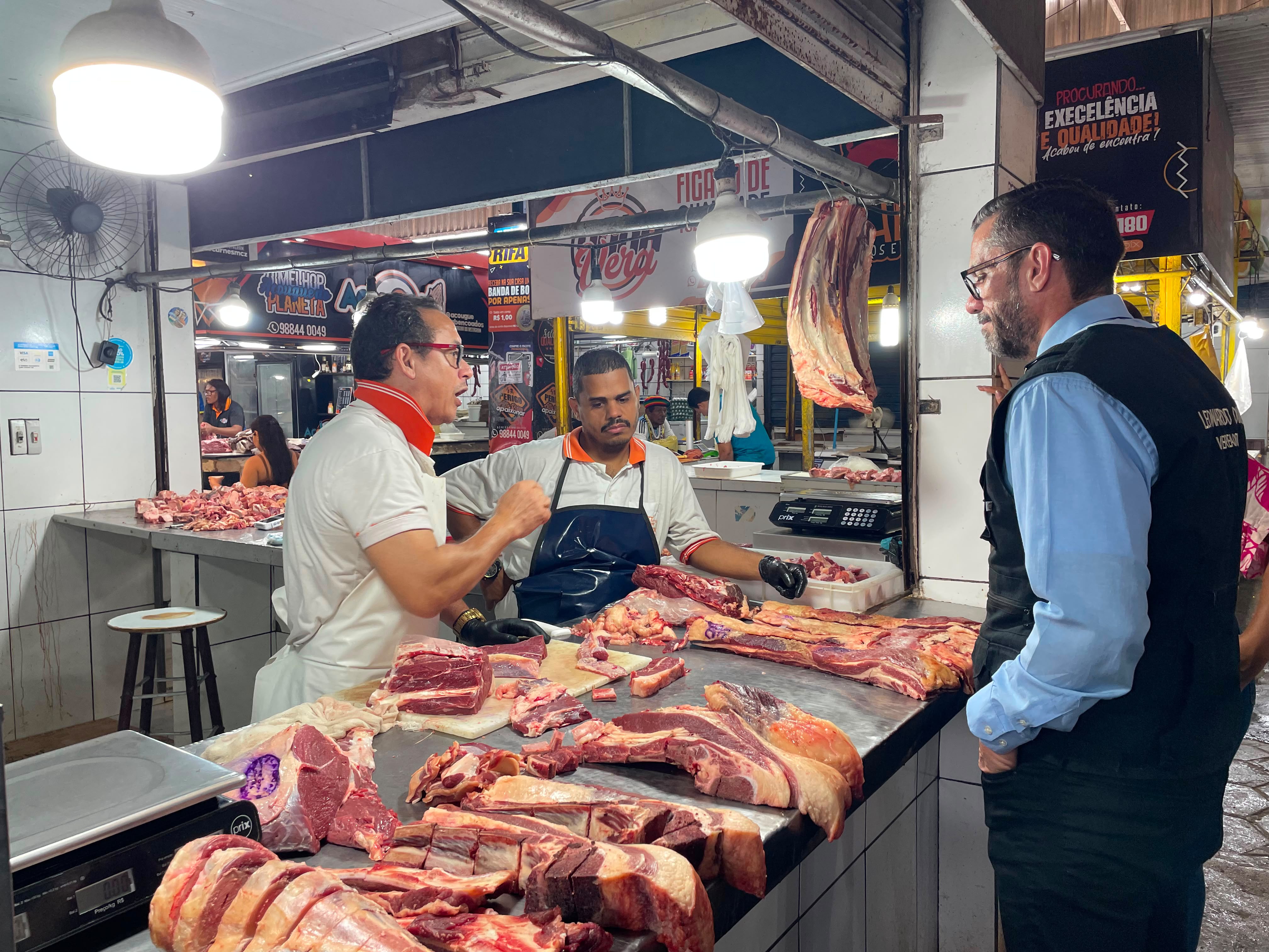 Leonardo Dias acompanha feirantes e cobra garantia de espaços no Mercado da Produção