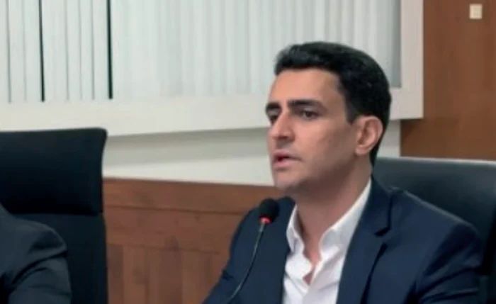 Justiça vê indícios de violação da lei eleitoral e manda JHC retirar plotagem de ônibus