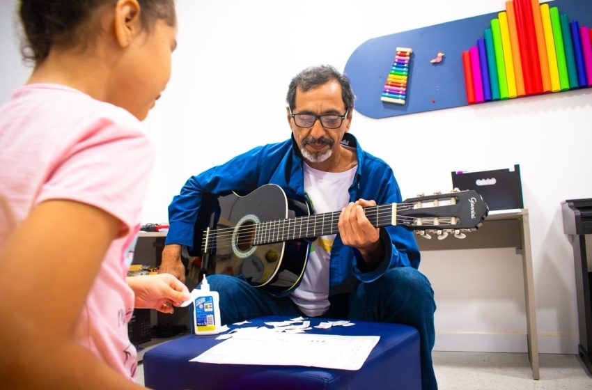 Musicoterapia fortalece desenvolvimento de crianças com TEA em Maceió