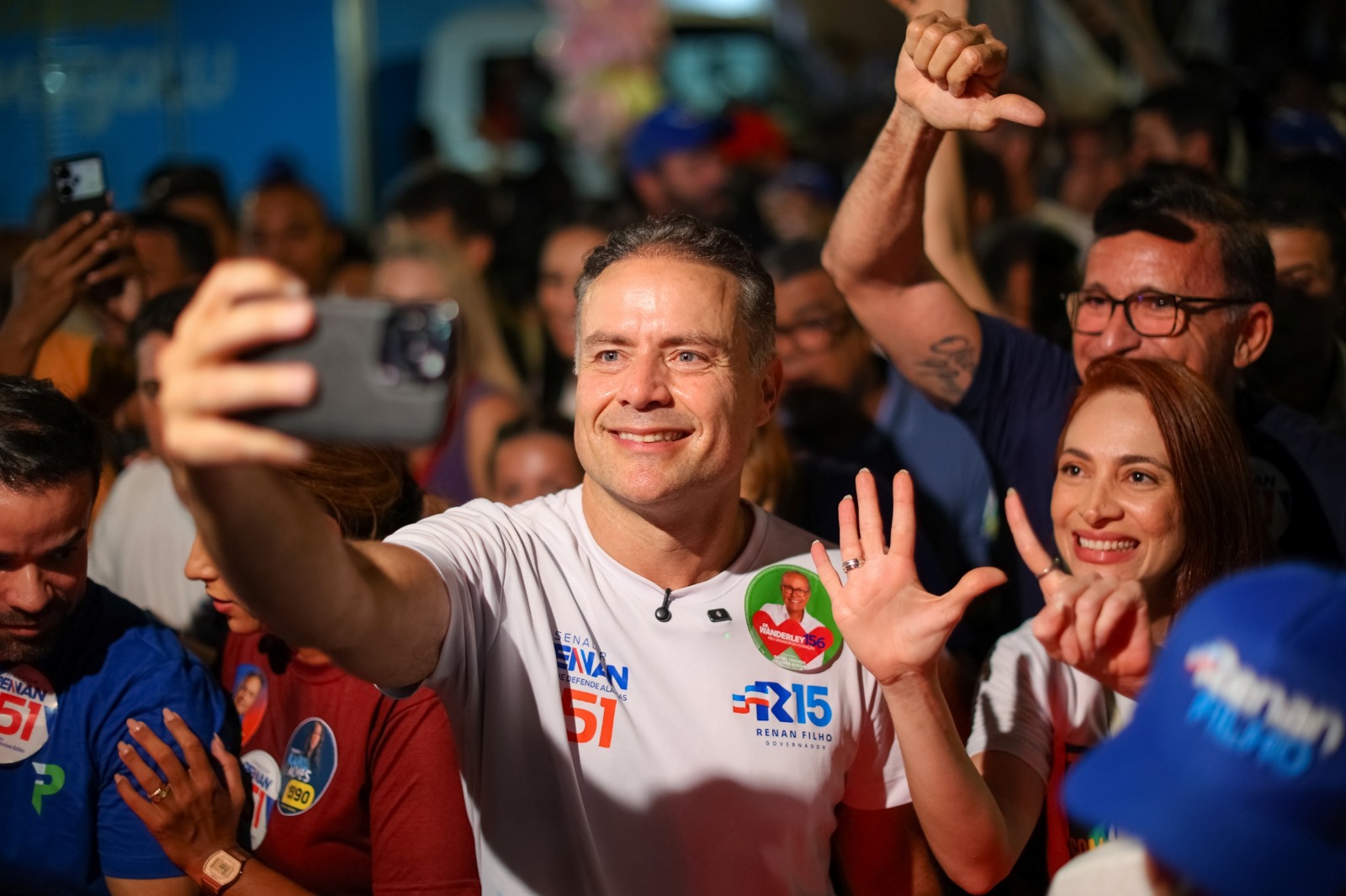 Renan Filho é recebido com festa por moradores do Canaã e do Ouro Preto