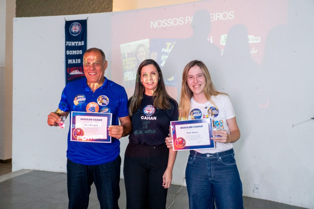 Cibele Moura recebe homenagem por apoio ao handebol em Maceió
