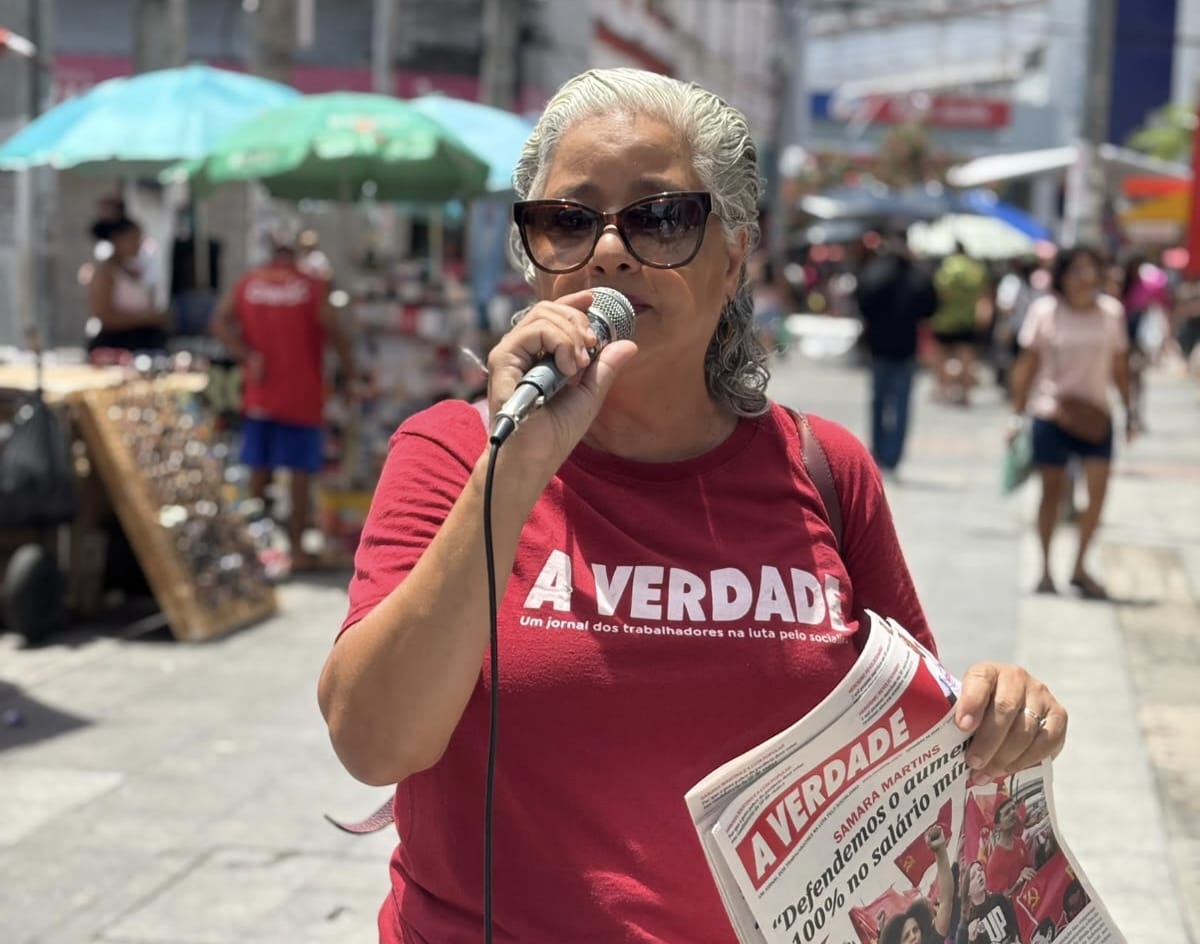 Lenilda Luna realiza brigada do jornal A Verdade no calçadão do Centro de Maceió e defende aumento de 100% no salário mínimo