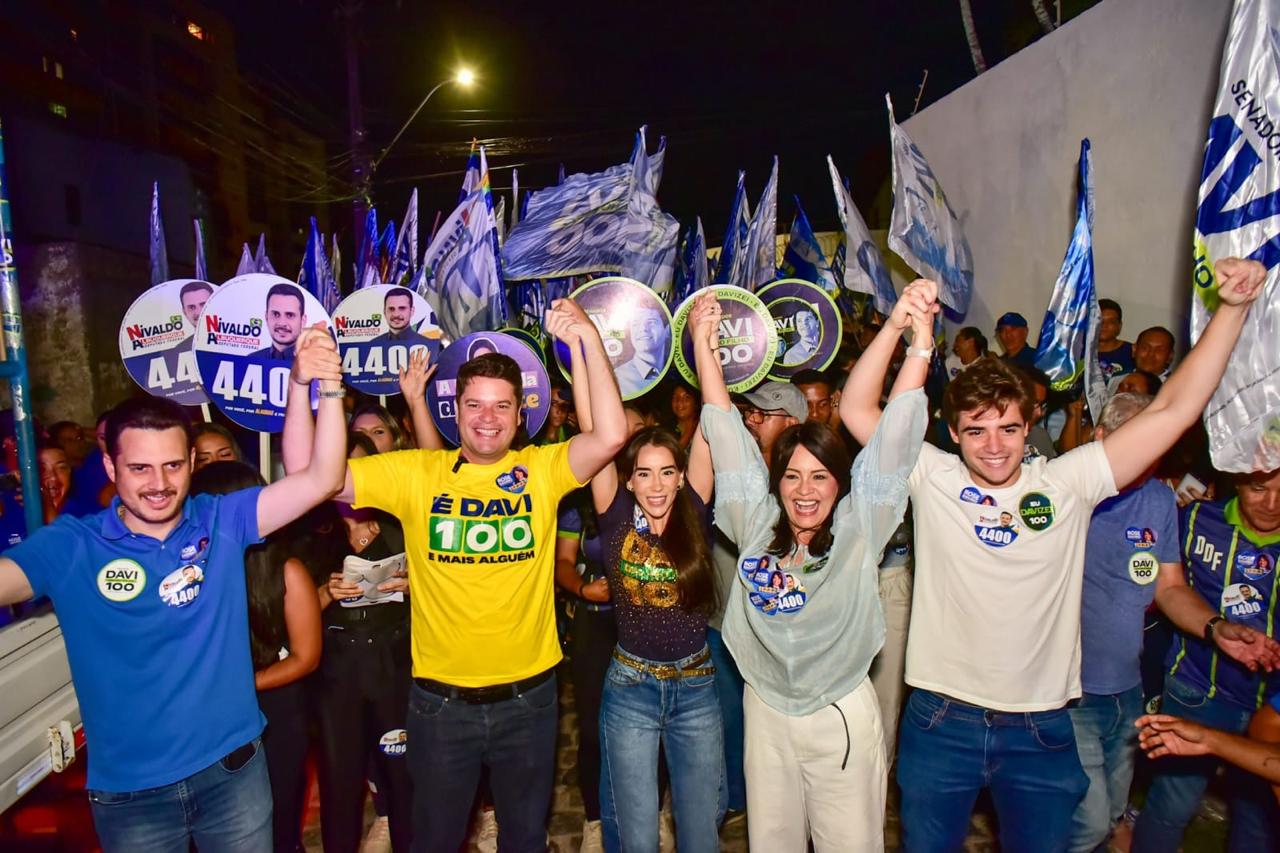 Davi Davino reúne apoiadores em caminhada pelo Jacintinho em Maceió