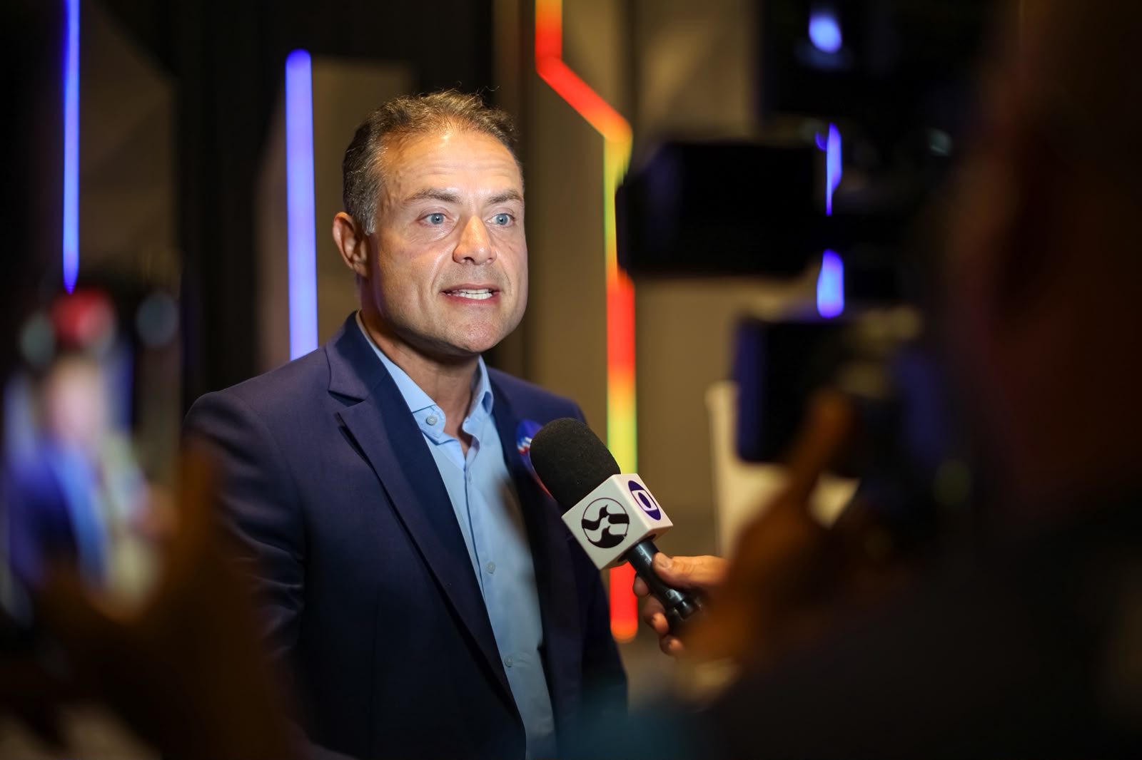Renan Filho supera JHC novamente e domina debate na Globo