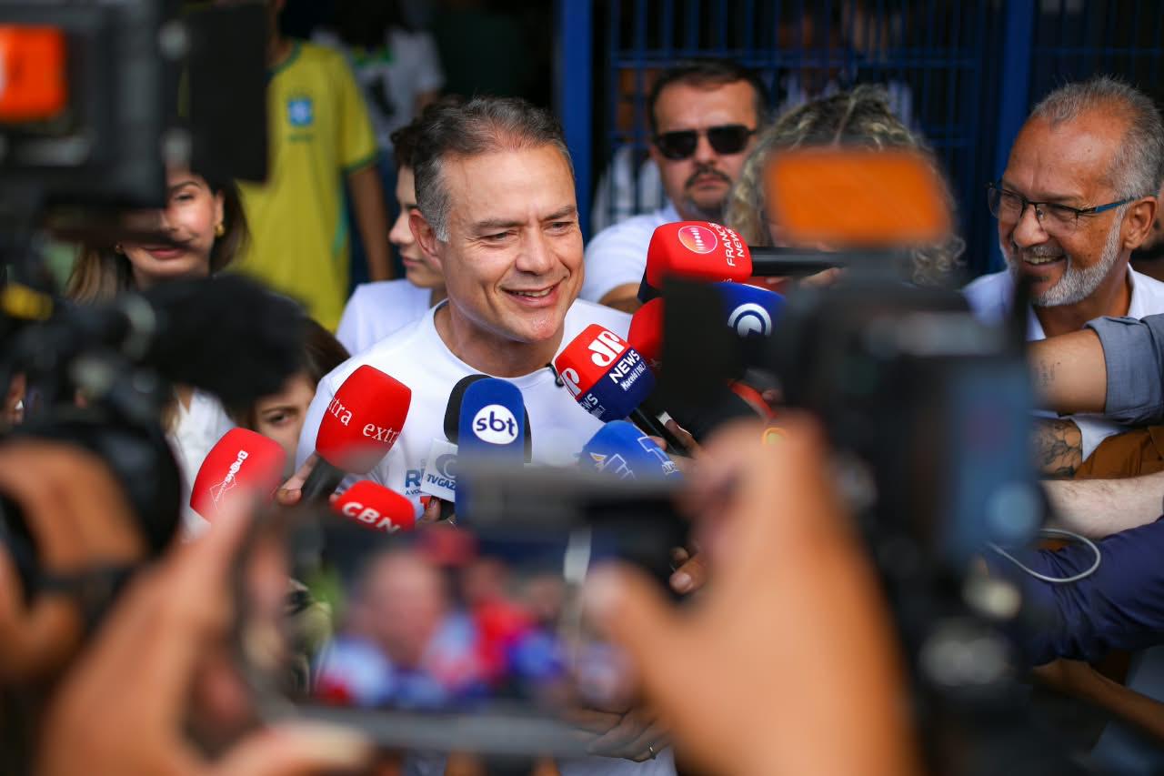 Renan Filho vota em Maceió e diz que está preparado para fazer o melhor governo de sua vida