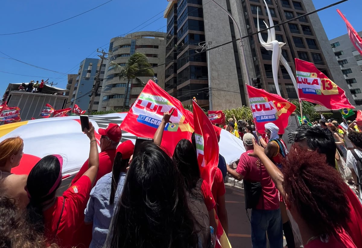 Ato em apoio a Lula reúne aliados políticos na Jatiúca, em Maceió
