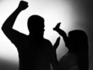 Mulher é agredida pelo companheiro após flagrá-lo sendo beijado por outro homem em festa