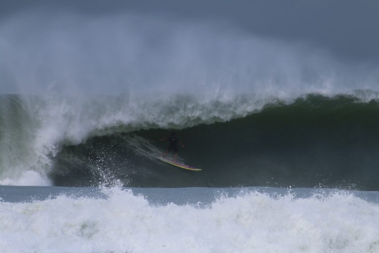 Marinha alerta sobre ondas que podem superar 3 metros de altura no litoral alagoano