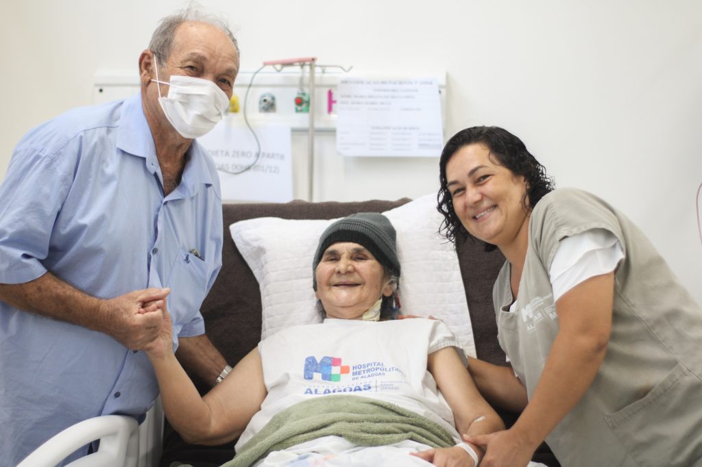 Antes de passar por cirurgia, paciente internada há um mês no HMA recebe visita surpresa do marido