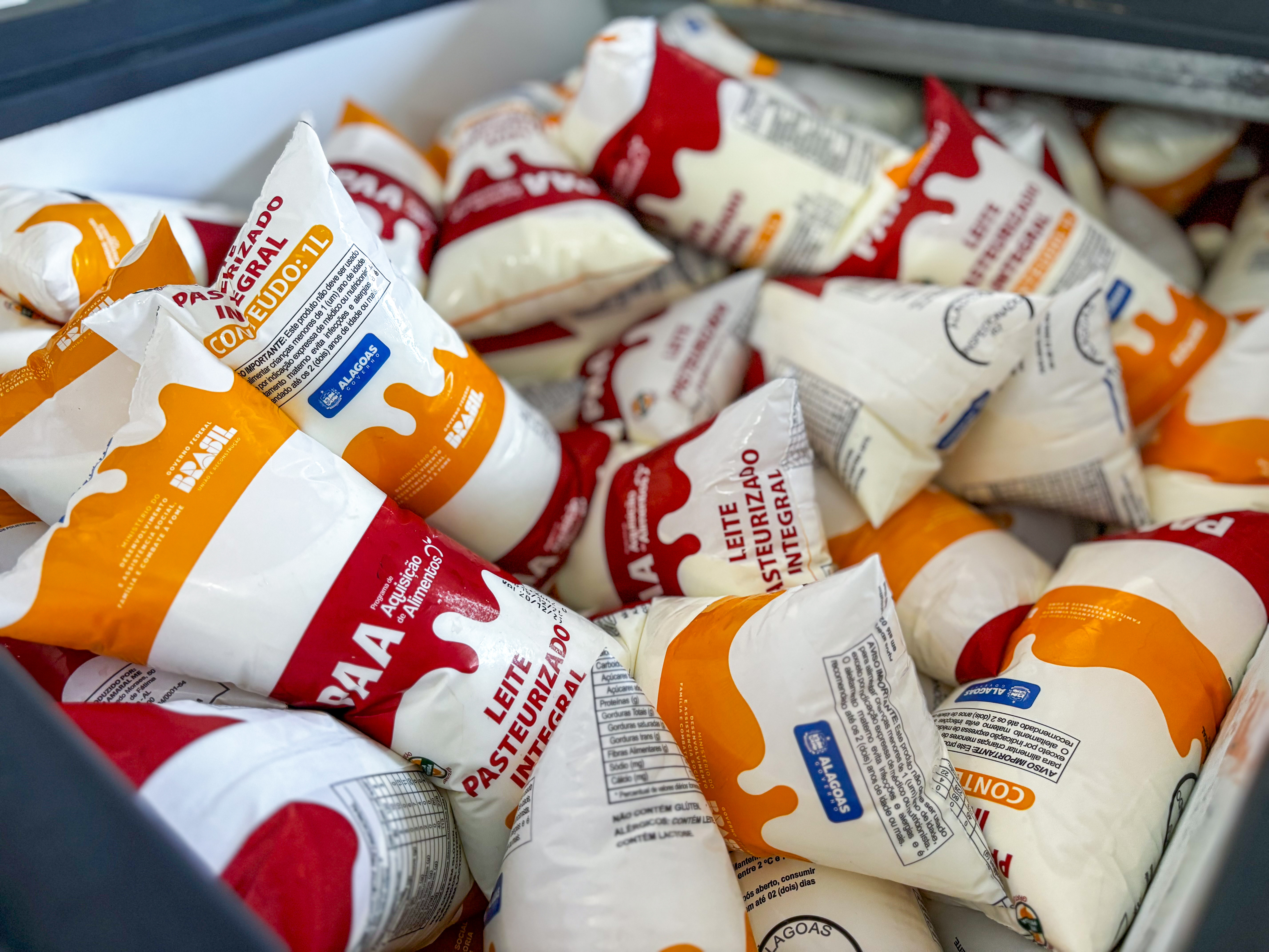 Secretaria de Agricultura entrega 2 mil litros de leite durante Governo Trabalhando