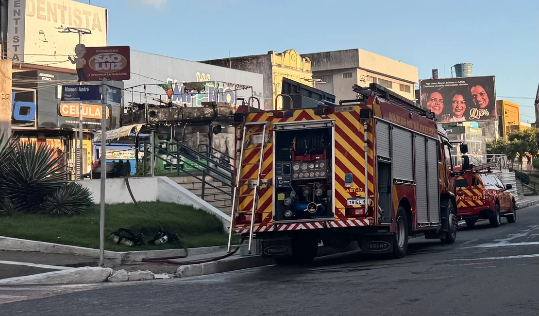 Incêndio destrói parte da tradicional Banca Júnior no Centro de Arapiraca